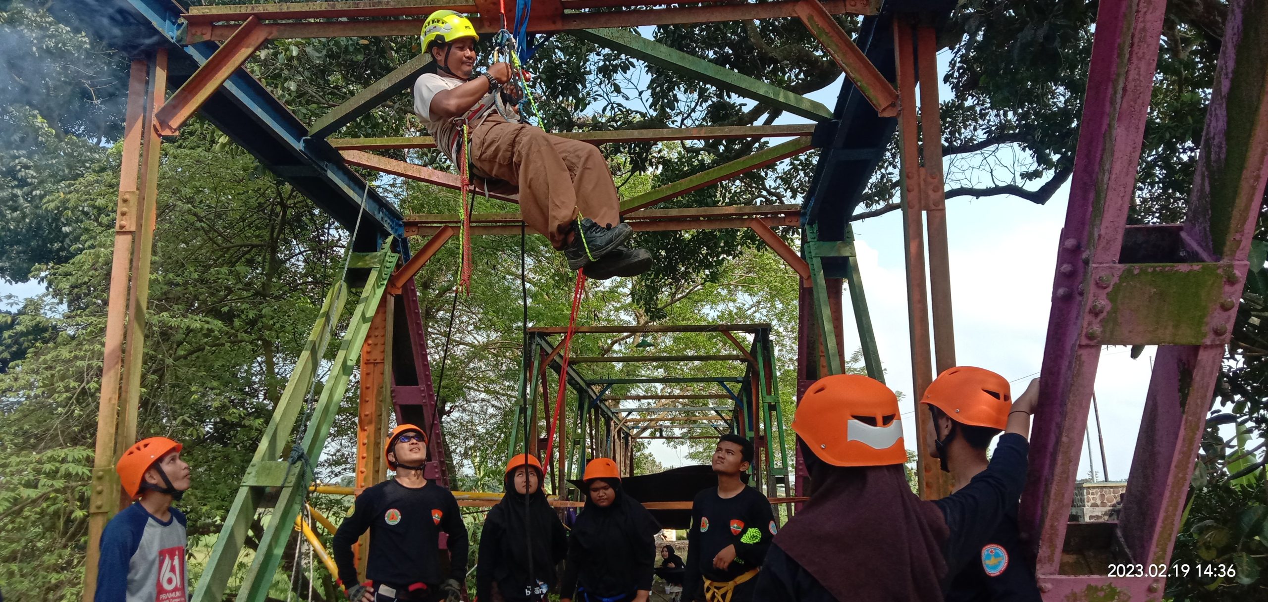 Read more about the article Pengenalan Teknik Kegiatan di Atas Ketinggian untuk Anggota Pramuka